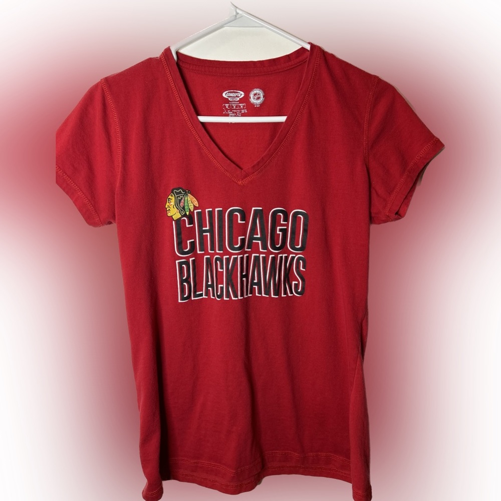 Women’s size medium red Chicago blackhawks tee shirt